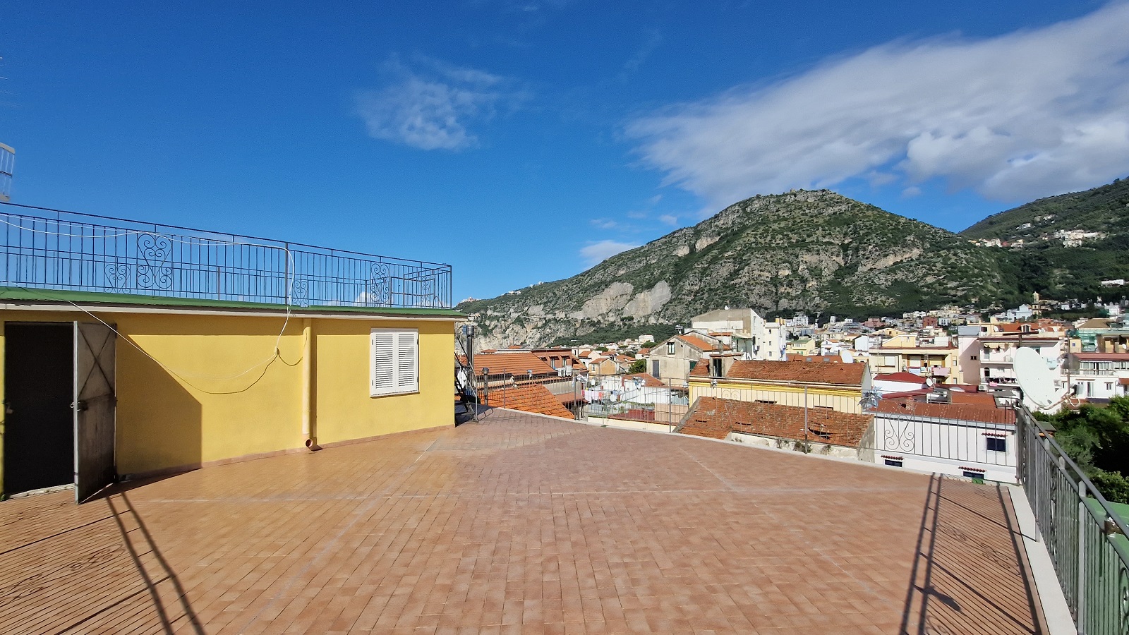 PIANO DI SORRENTO CENTRO: APPARTAMENTO PANORAMICO AMPIA METRATURA CON  DUE POSTI AUTO